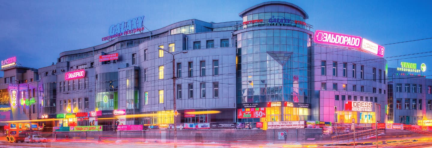 Фасад КТК SkyGalaxy в вечерней подсветке